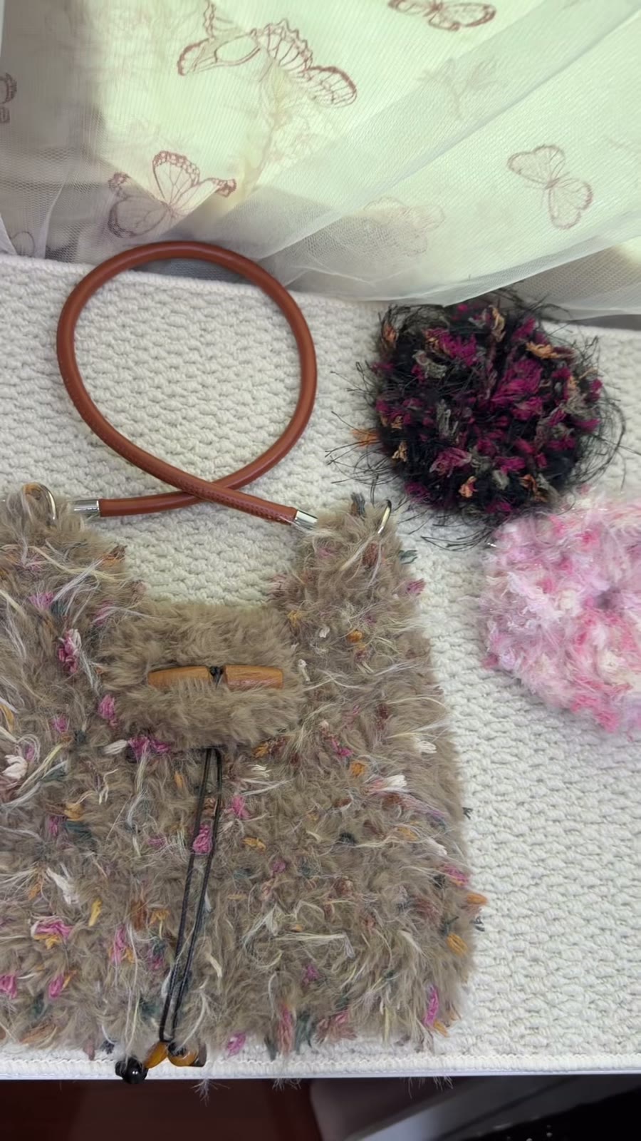 Häkel-Schultertasche aus gemischtem Garn mit Scrunchies