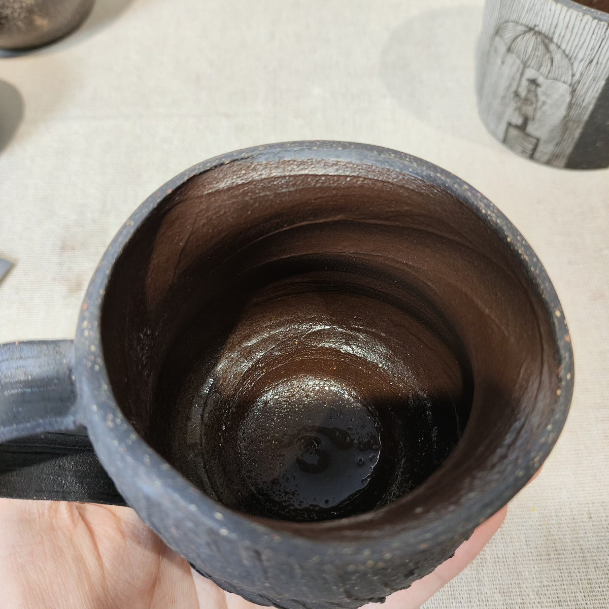 Handgefertigte Keramiktasse mit gerippter Textur