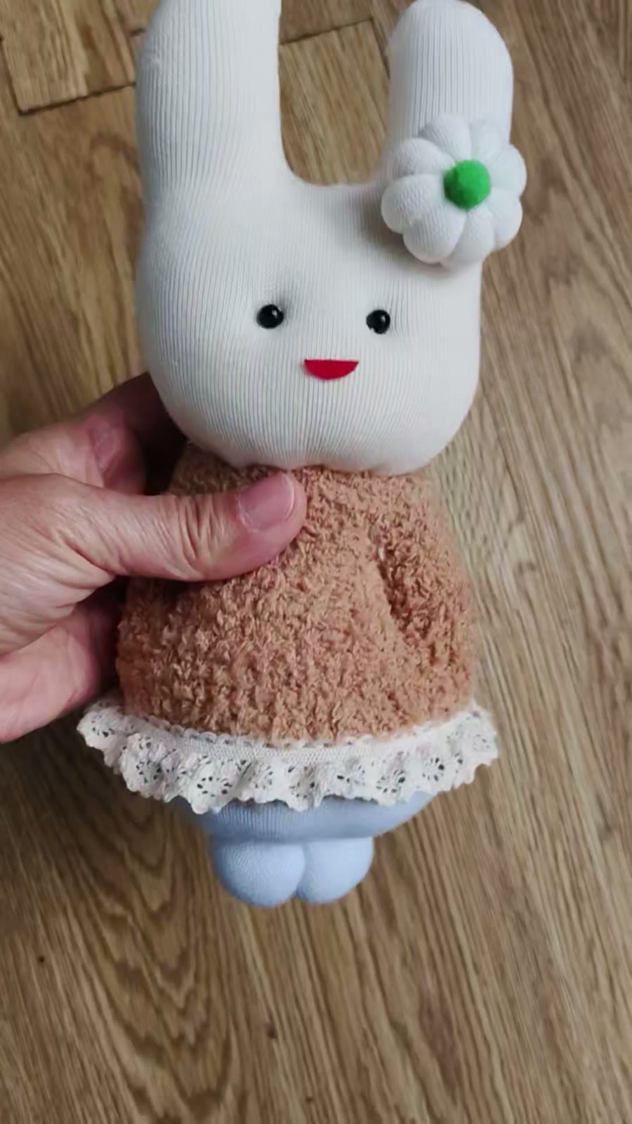 Handgemaakte konijnenpop van sokkenstof 23 cm