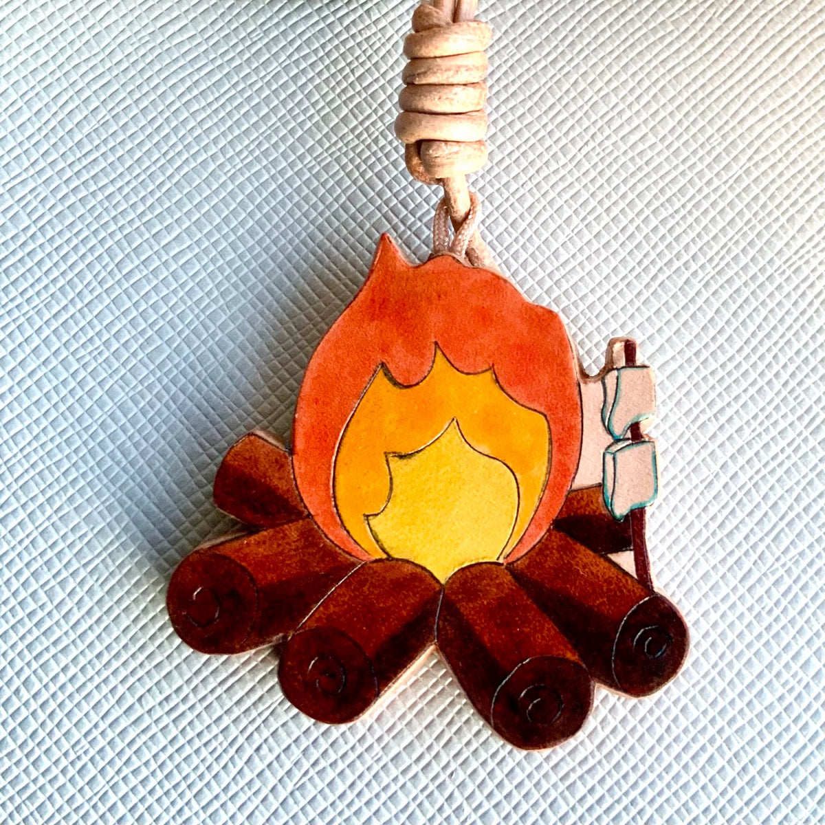 Charmes de camping en cuir faits main avec pendentif Luck