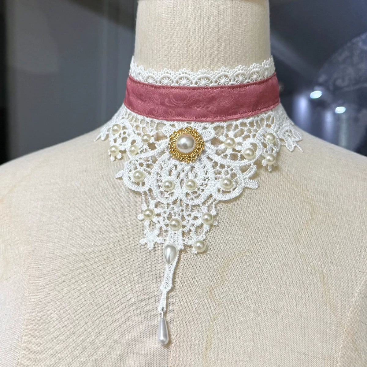 Collier ras de cou Lolita dentelle et perles fait main