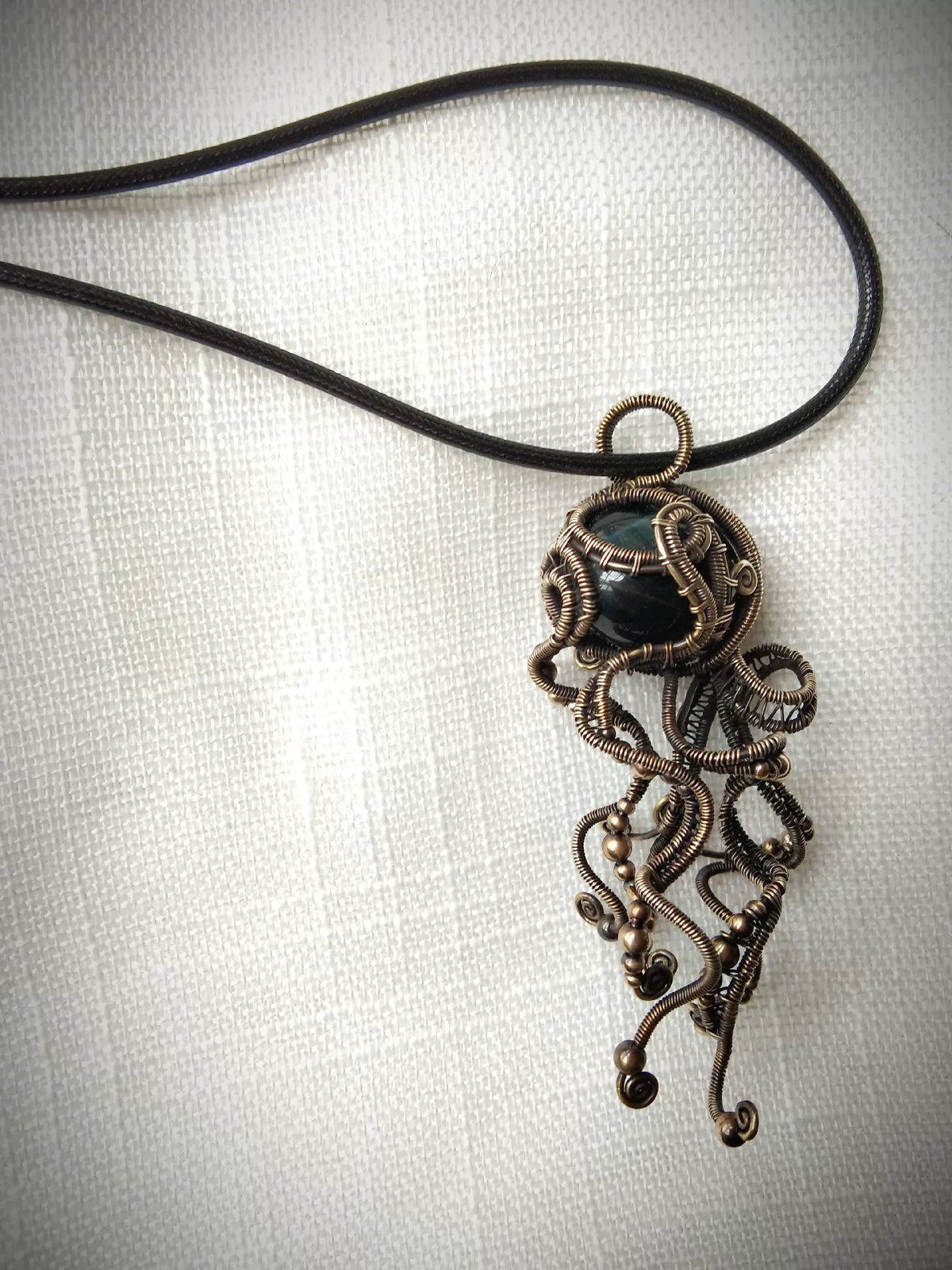 Pendente de Olho de Tigre Azul em Arame de Latão Artesanal