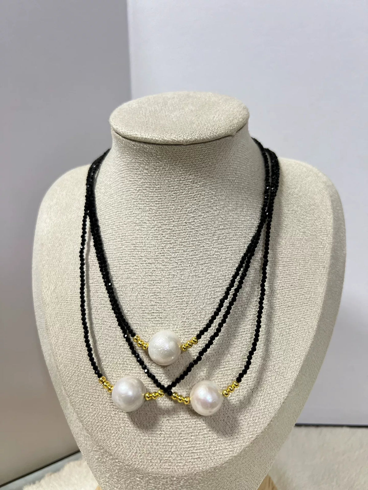 Collier superposé perles noires et perles blanches
