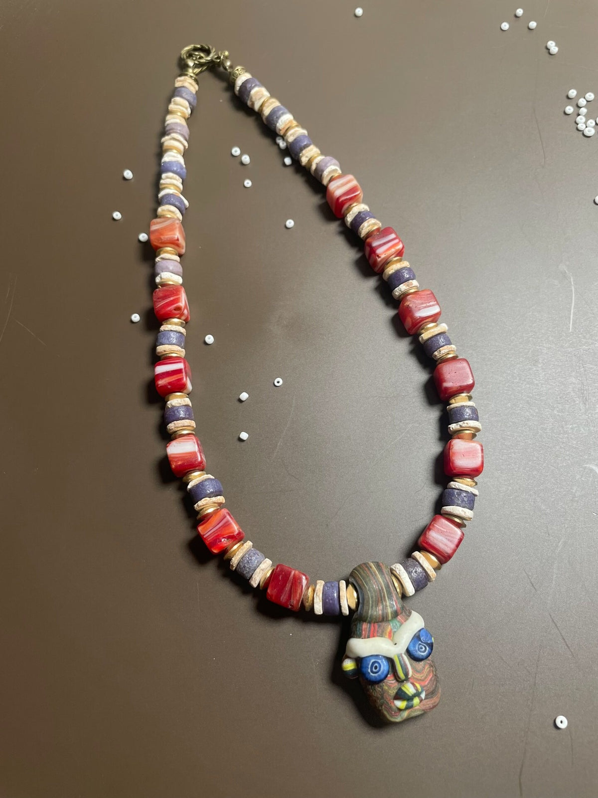 Collar de cuentas de vidrio antiguo con colgante de muñeca fenicia