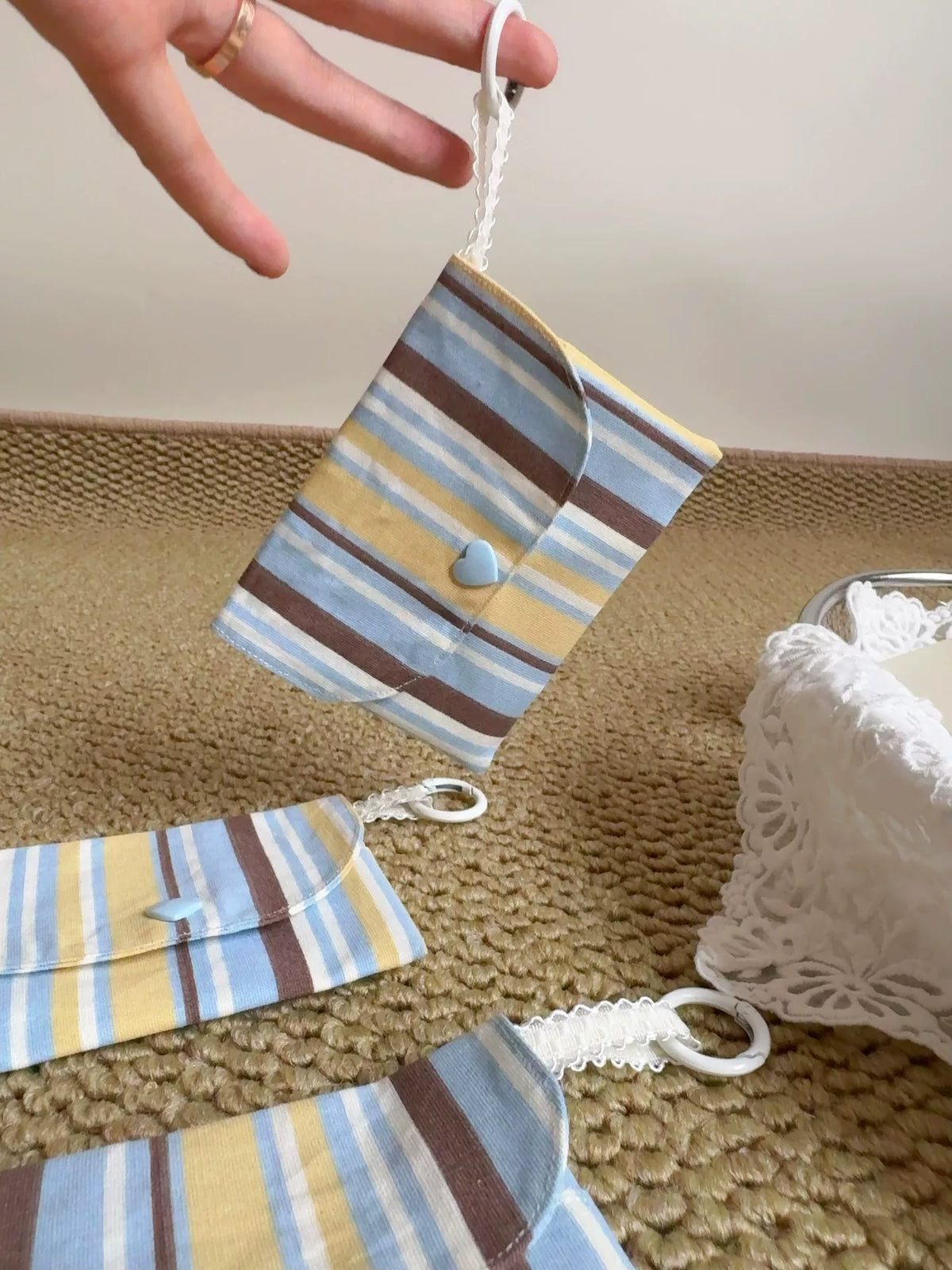 Porte-cartes pliable artisanal avec boucle de suspension
