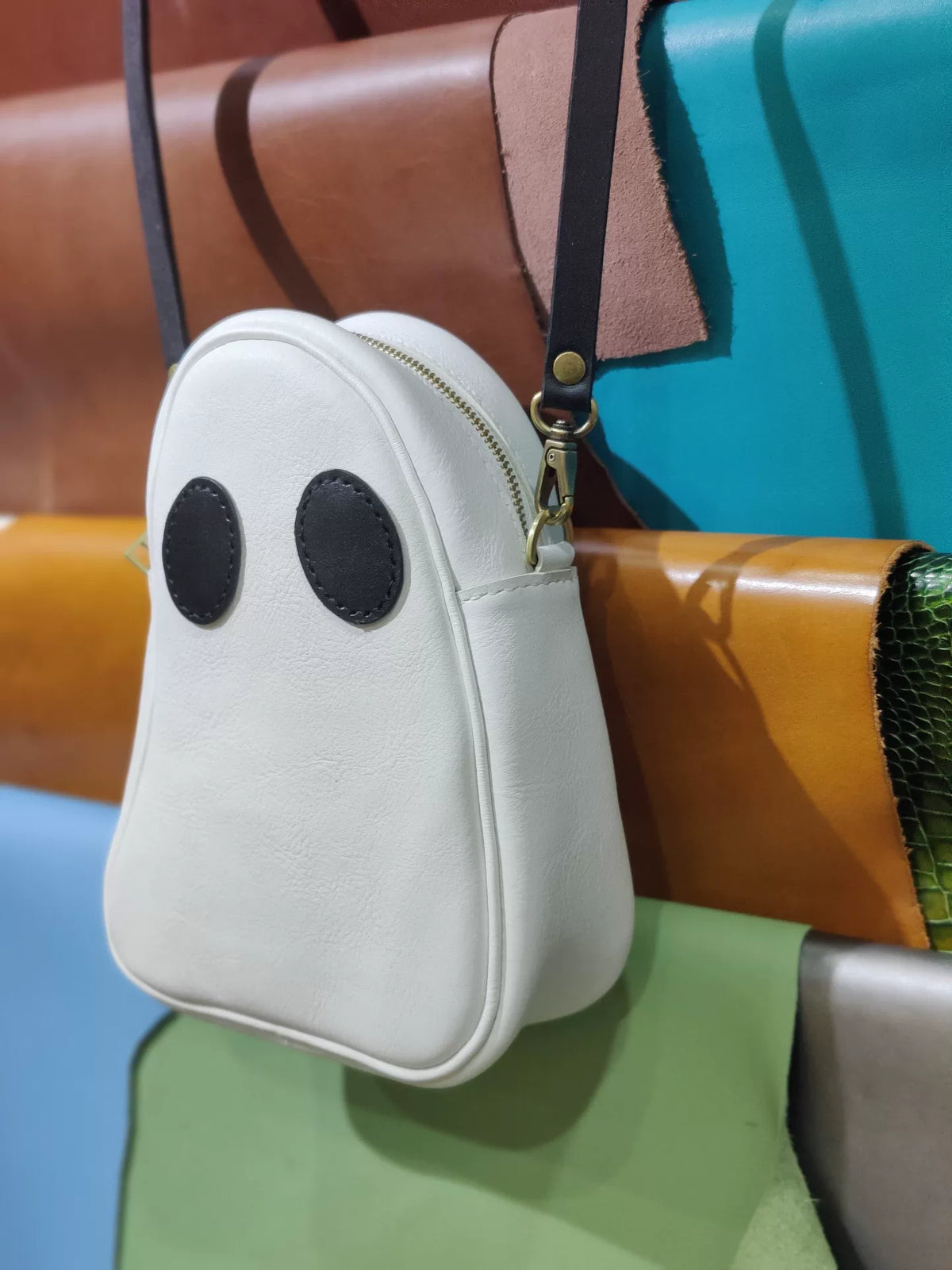 Crossbody-Tasche in Geisterform aus weißem Leder