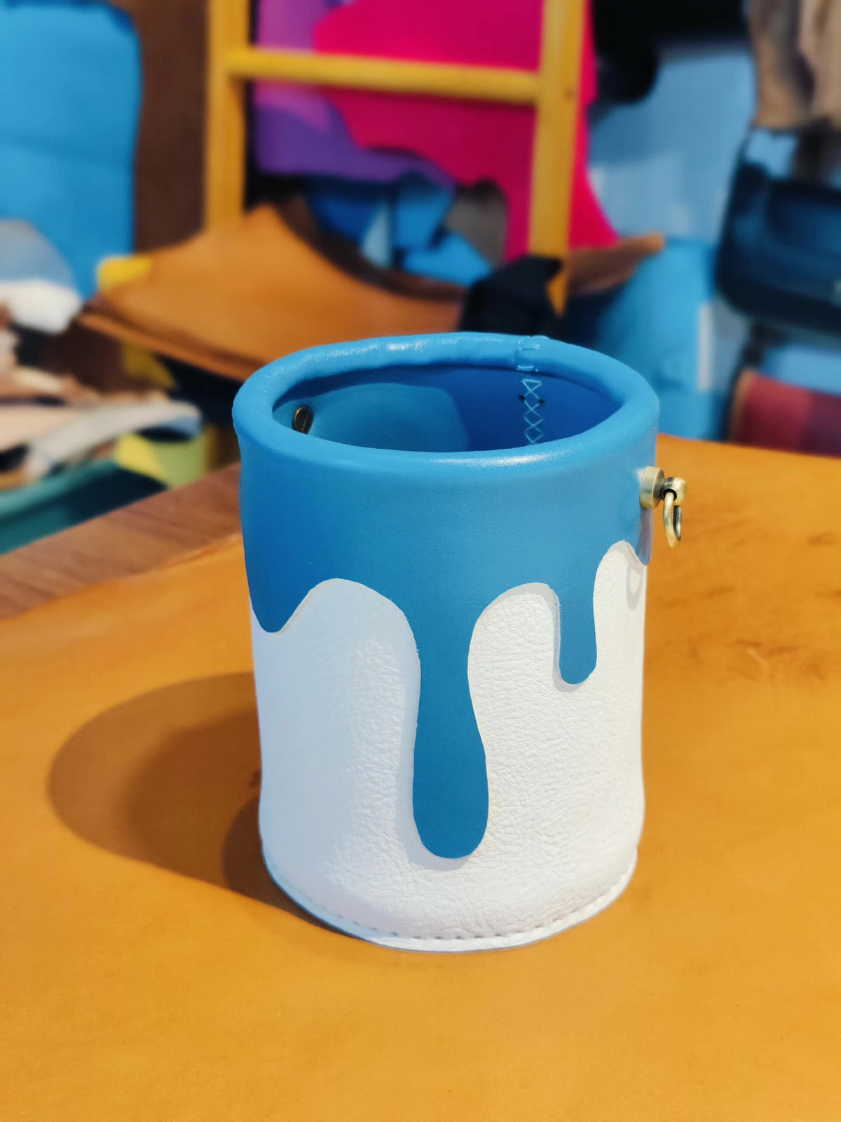 Porta-lápis em Pele Azul-Céu e Branco