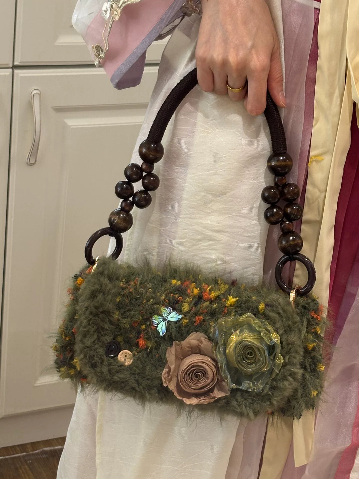 Sac à main fleuri en fil pelucheux vert mousse