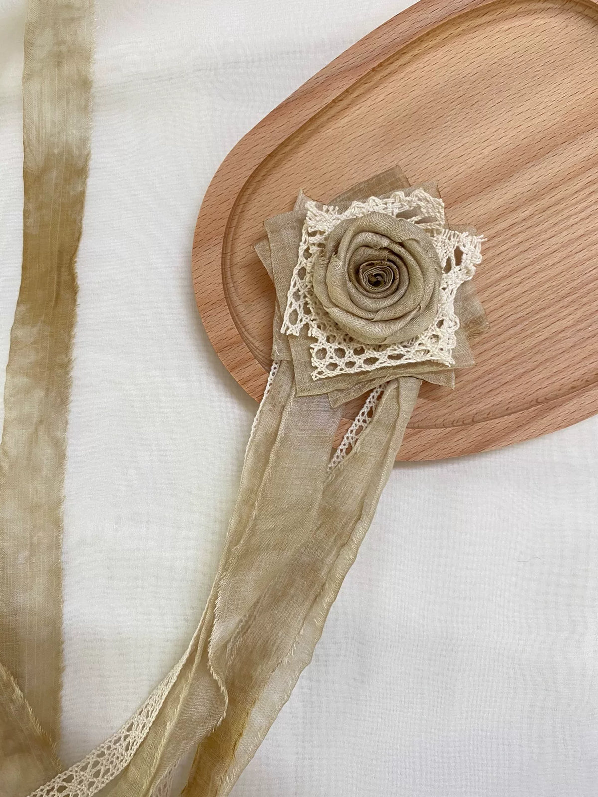 Broche de rosa de tela teñida con plantas hecho a mano