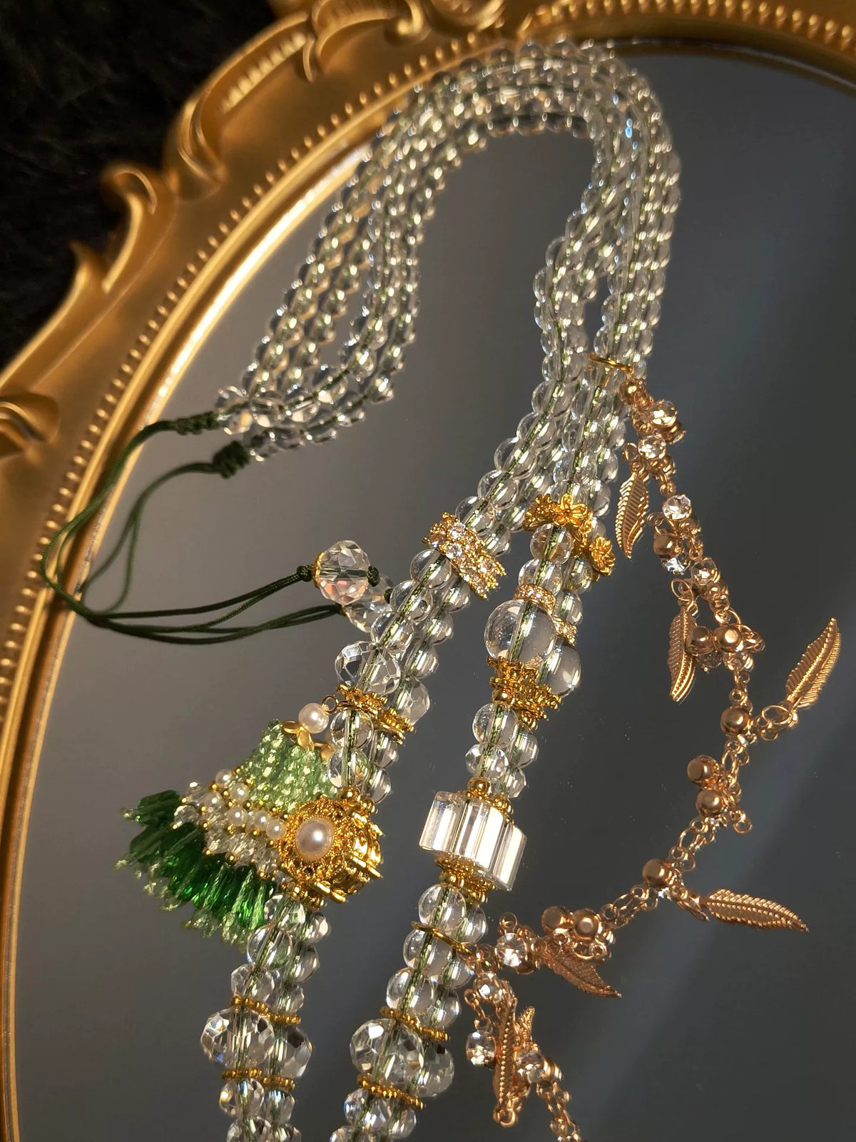 Collana con ventaglio di cristallo trasparente e perle