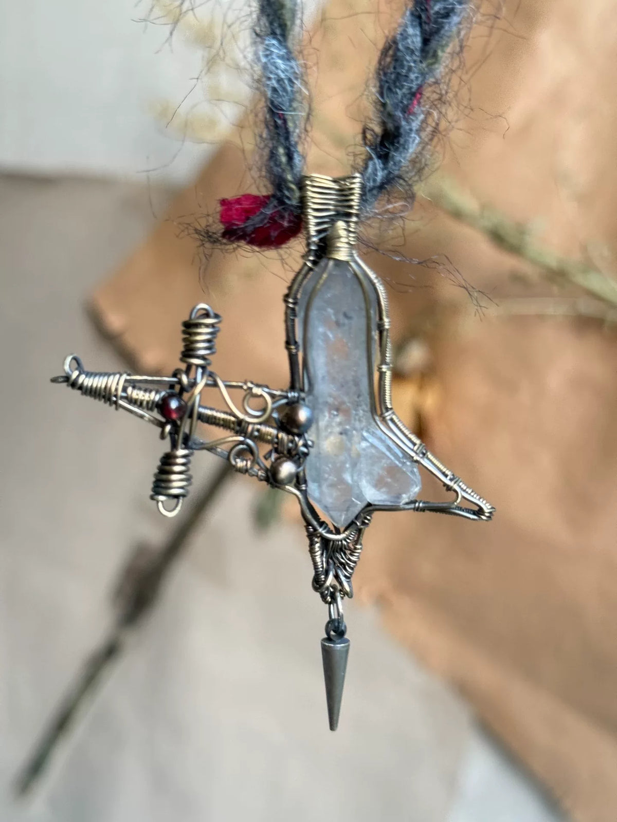 Pendentif épée en cristal et fil de laiton artisanal