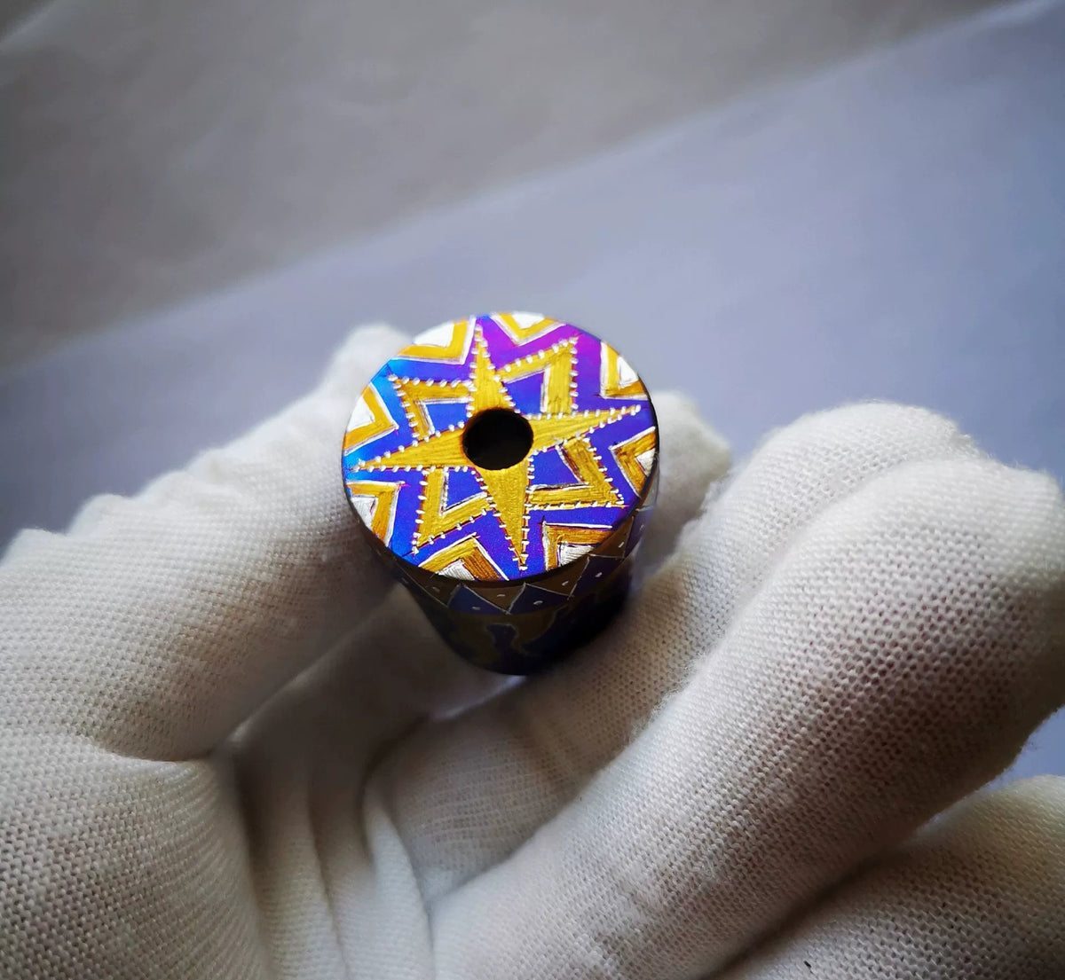 Cilindrische standaard van titaniumlegering, iriserende afwerking