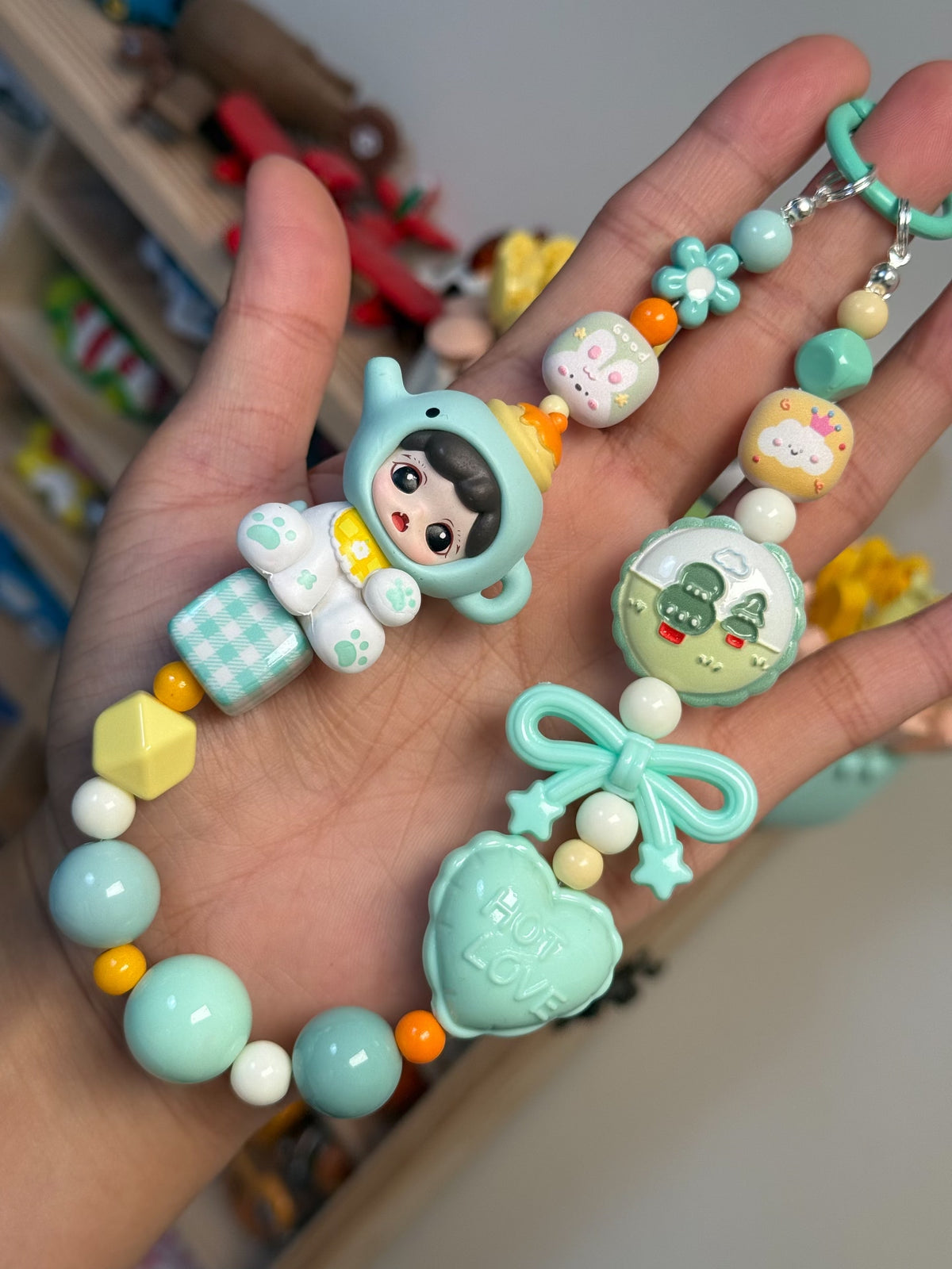 Portachiavi e cordino per telefono con figura bambina pastello