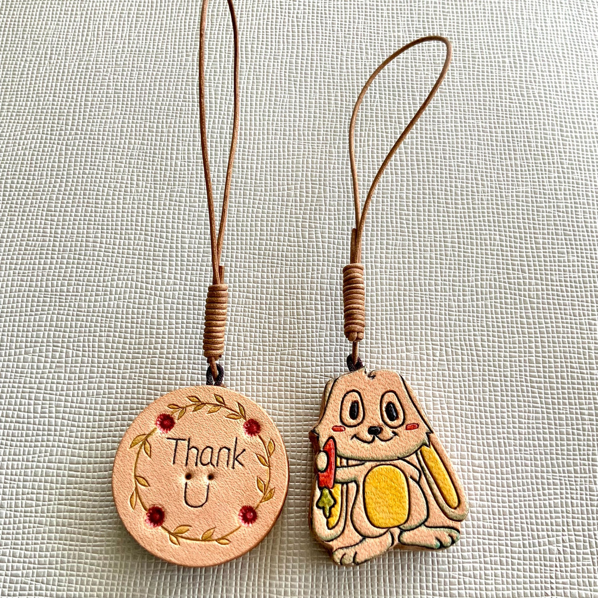 Porte-clés en cuir italien lapin et fleurs