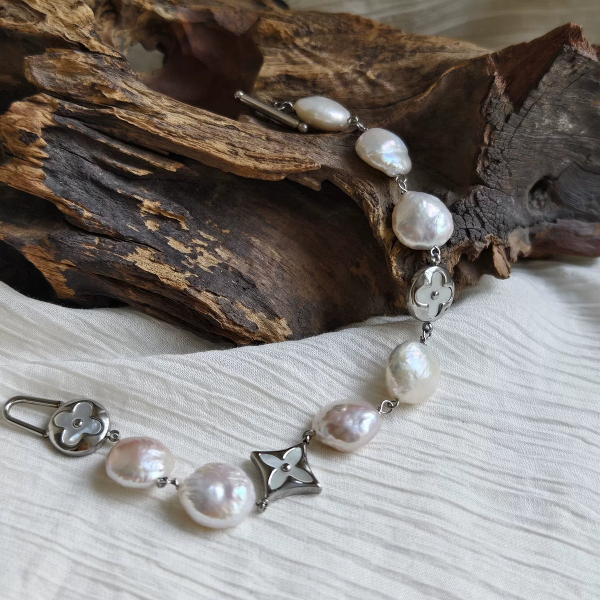 Pulsera de perlas barrocas y acero de titanio