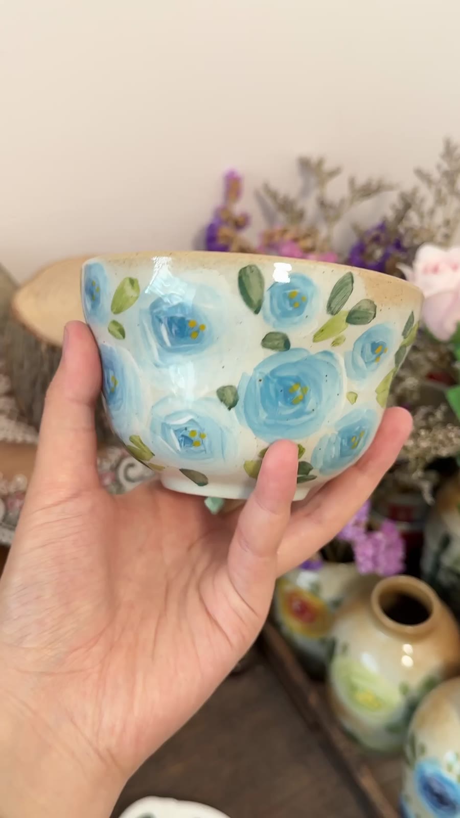 Handgjord keramikskål med blå ros, 11,5 cm