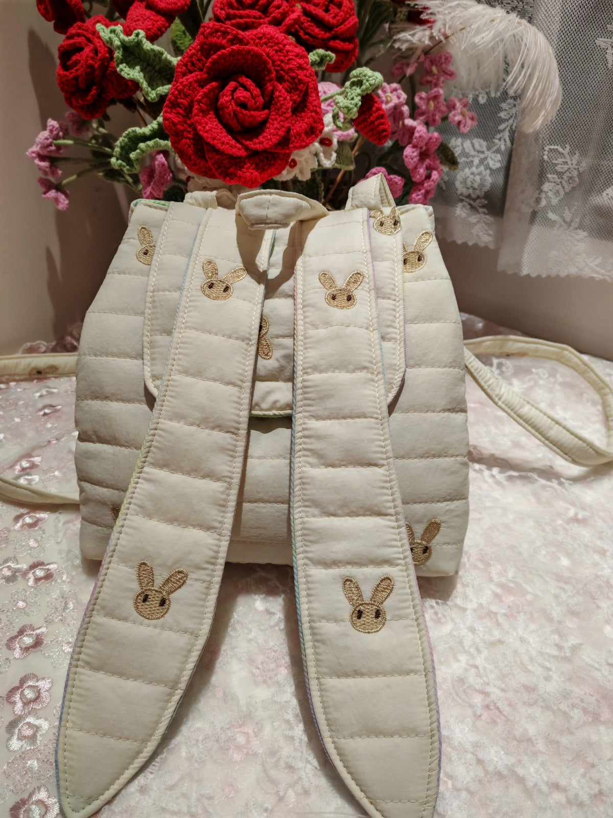 Mochila de algodón acolchada con conejos bordados