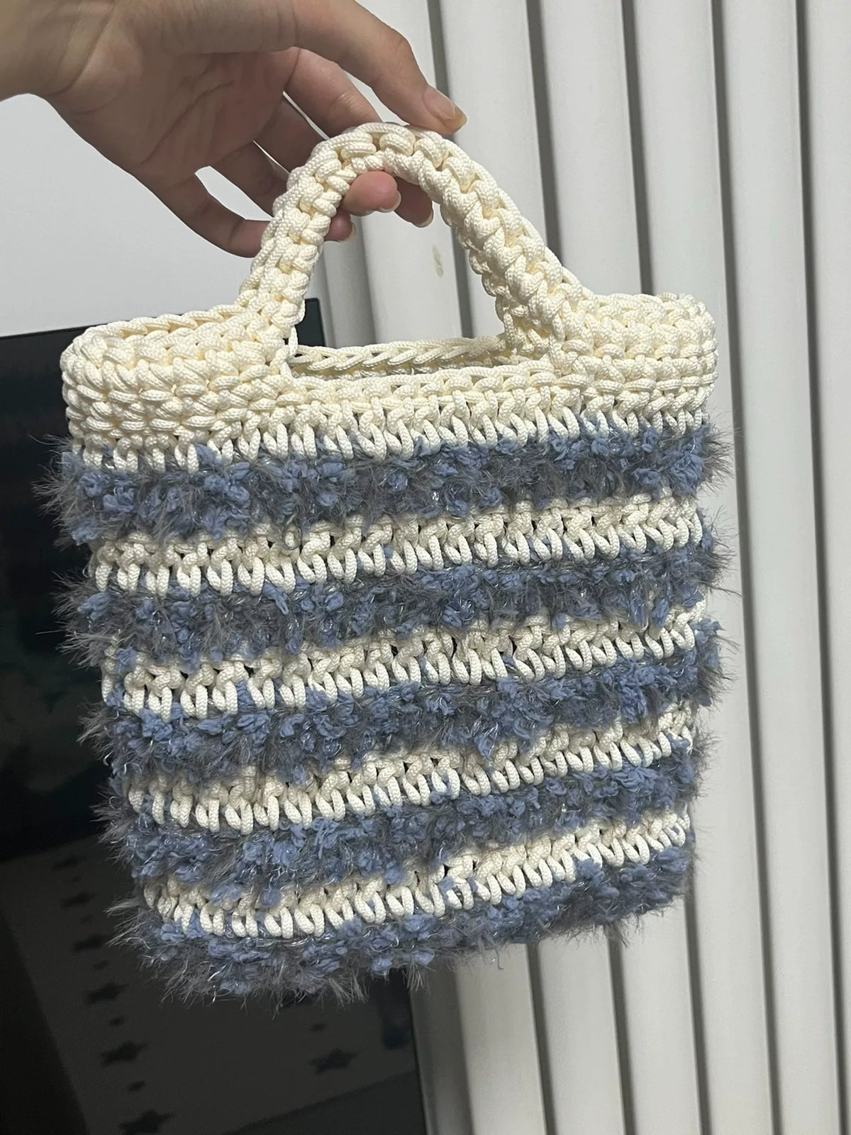 Virkad tote bag i kräm och blått