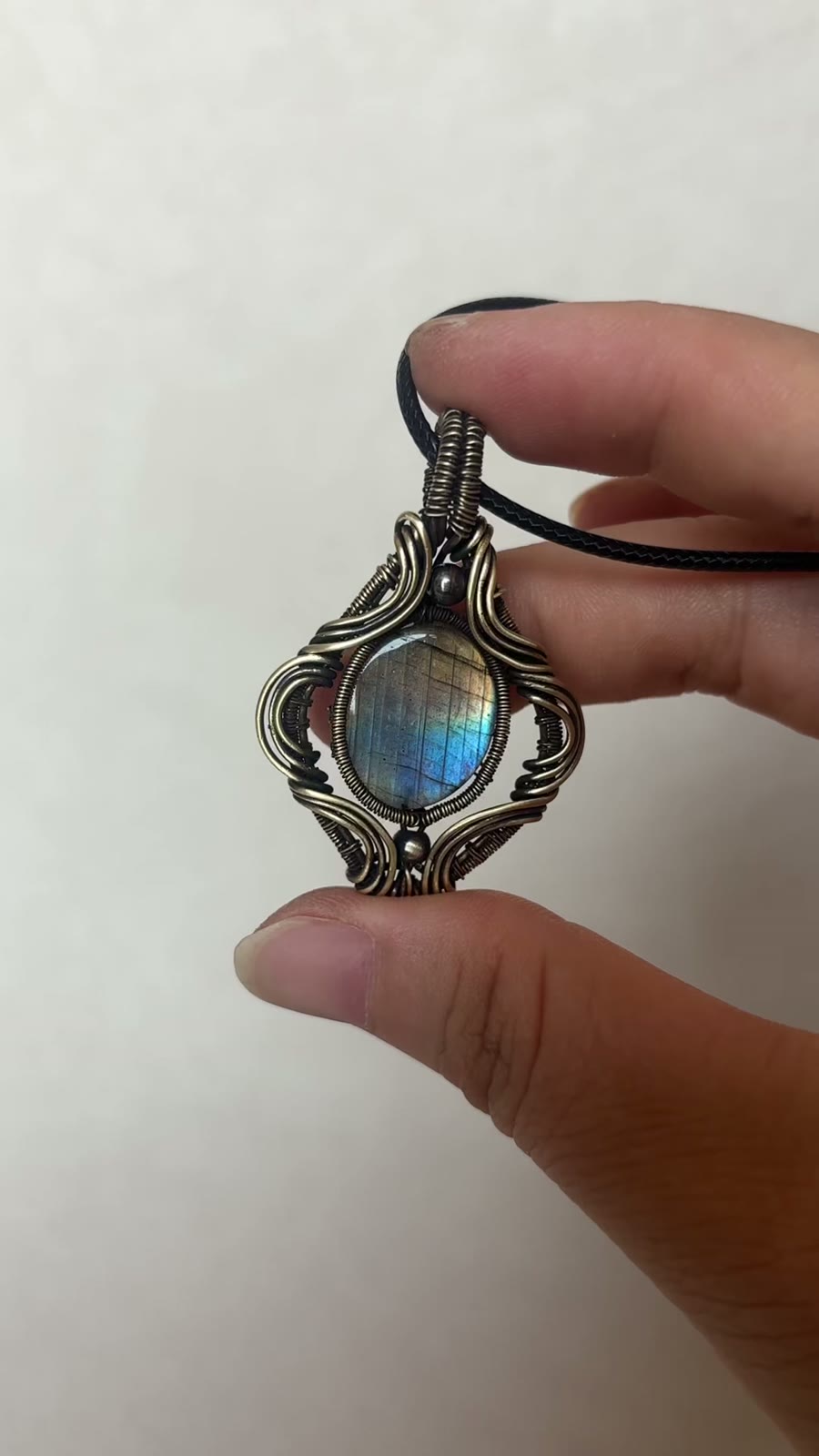 Collier Pendentif en Labradorite et Fil Torsadé