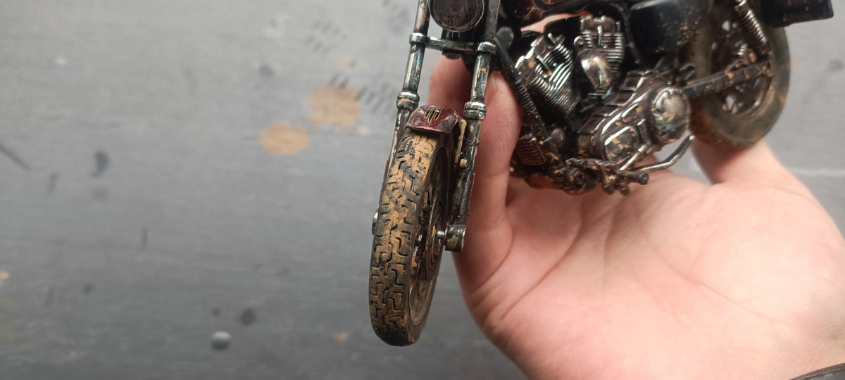 Moto modello in scala con effetto fango e invecchiamento