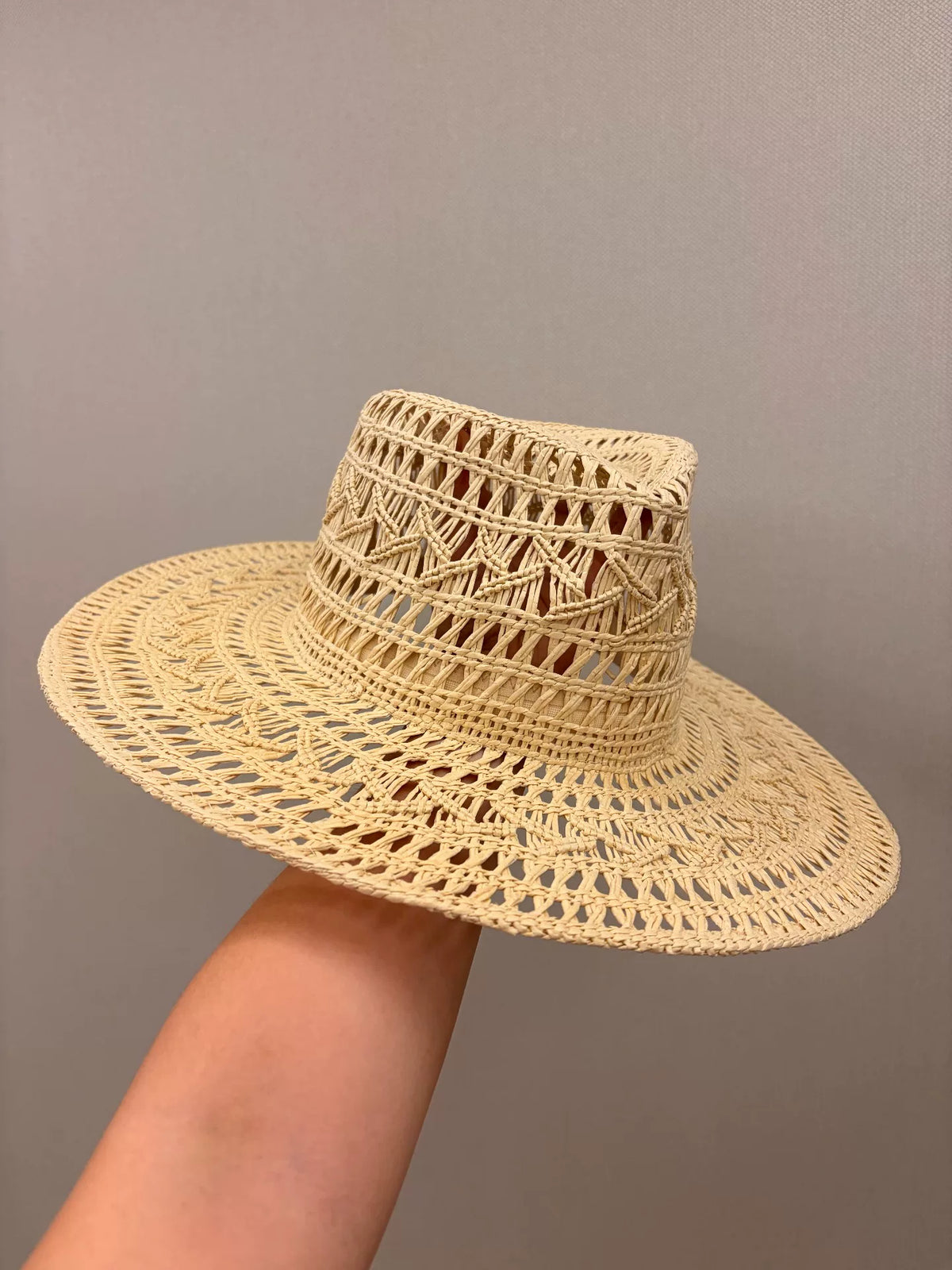 Beigefarbener Fedora-Hut aus Papierstroh mit offener Flechtung