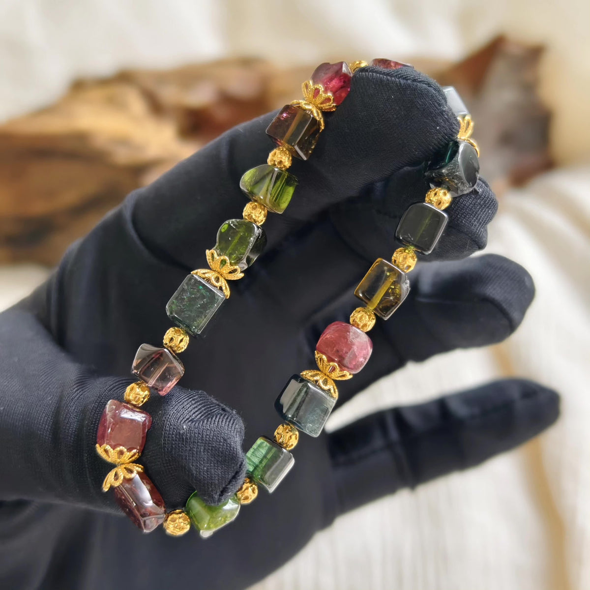 Armband med naturlig turmalin och kubformade pärlor