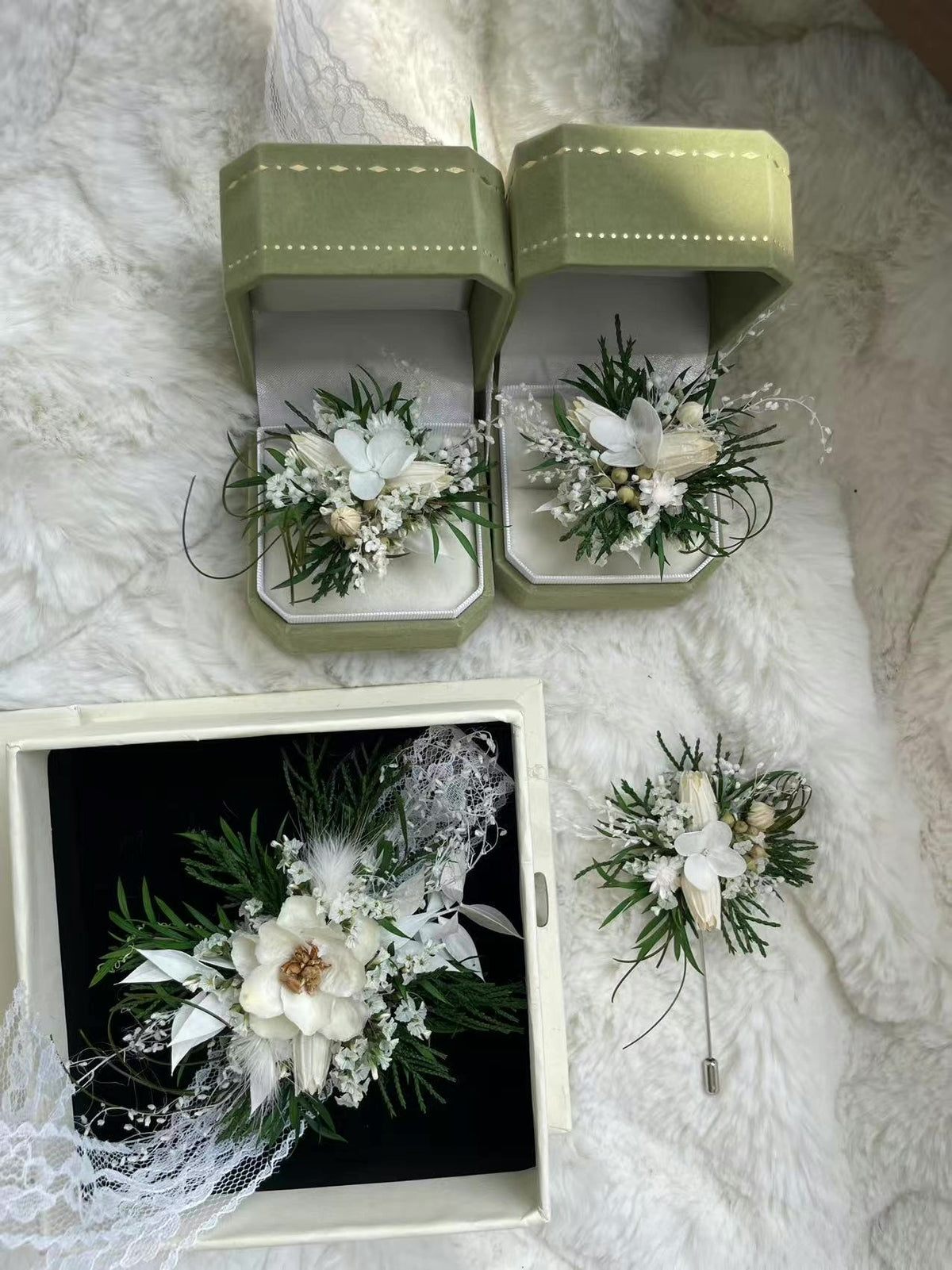 Ensemble de bagues florales à l'orchidée blanche préservée