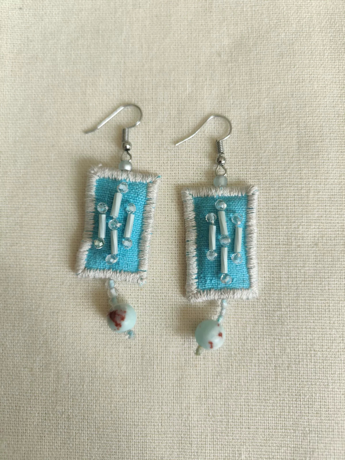 Boucles d'oreilles pendantes en tissu bleu fait main