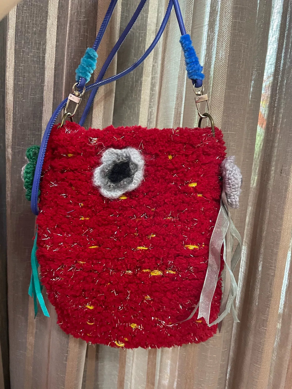 Bolso bandolera para móvil de punto con cara gruñona