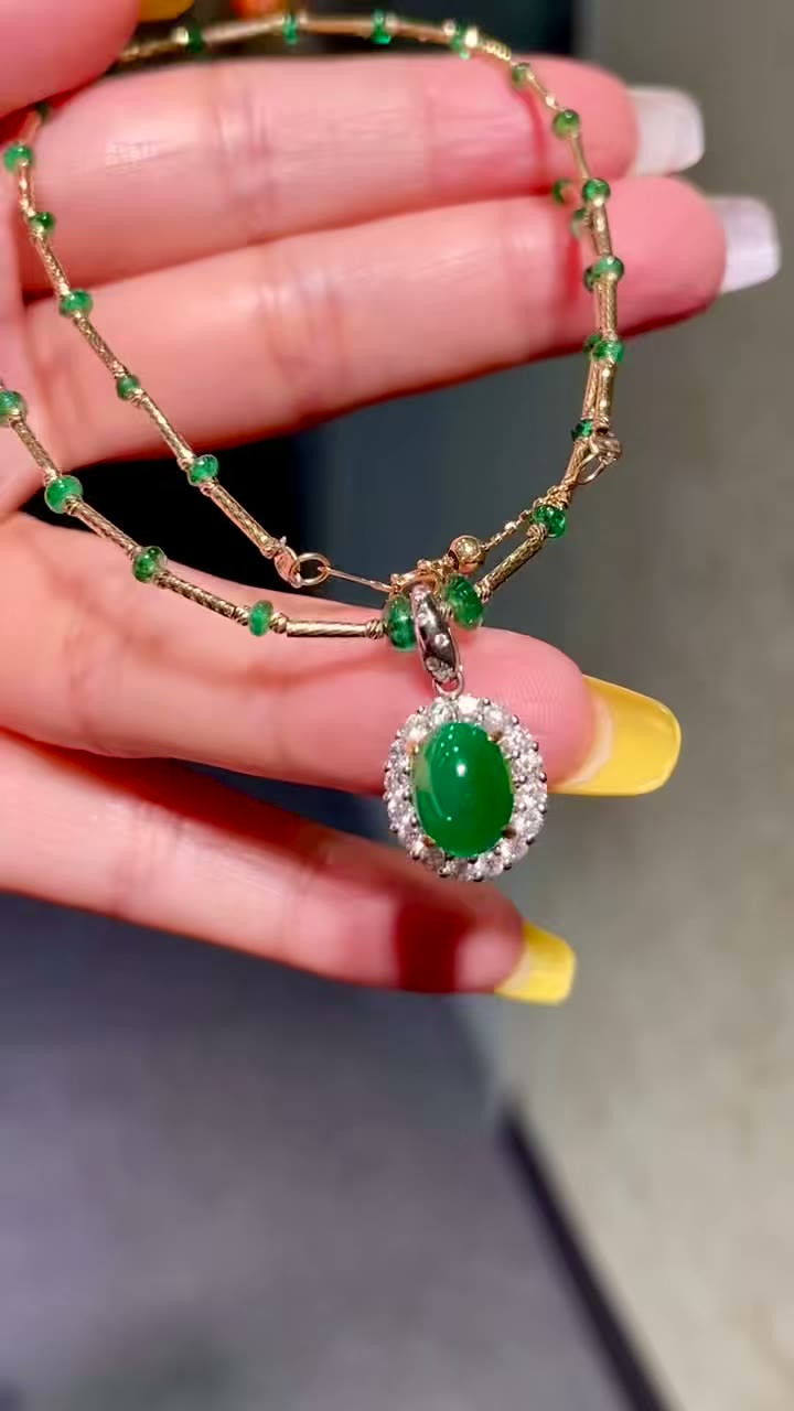 Colar Pendente de Esmeralda Cabochão com Fecho Ajustável