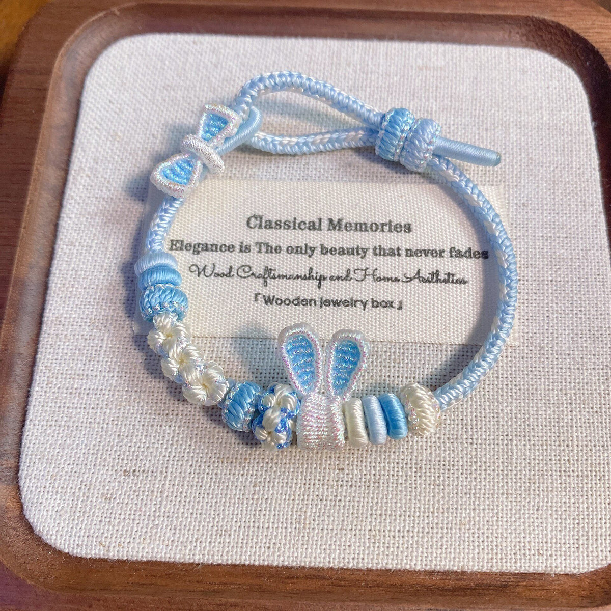 Pulsera de Cordón Ajustable con Cabeza de Conejo Tejida a Mano