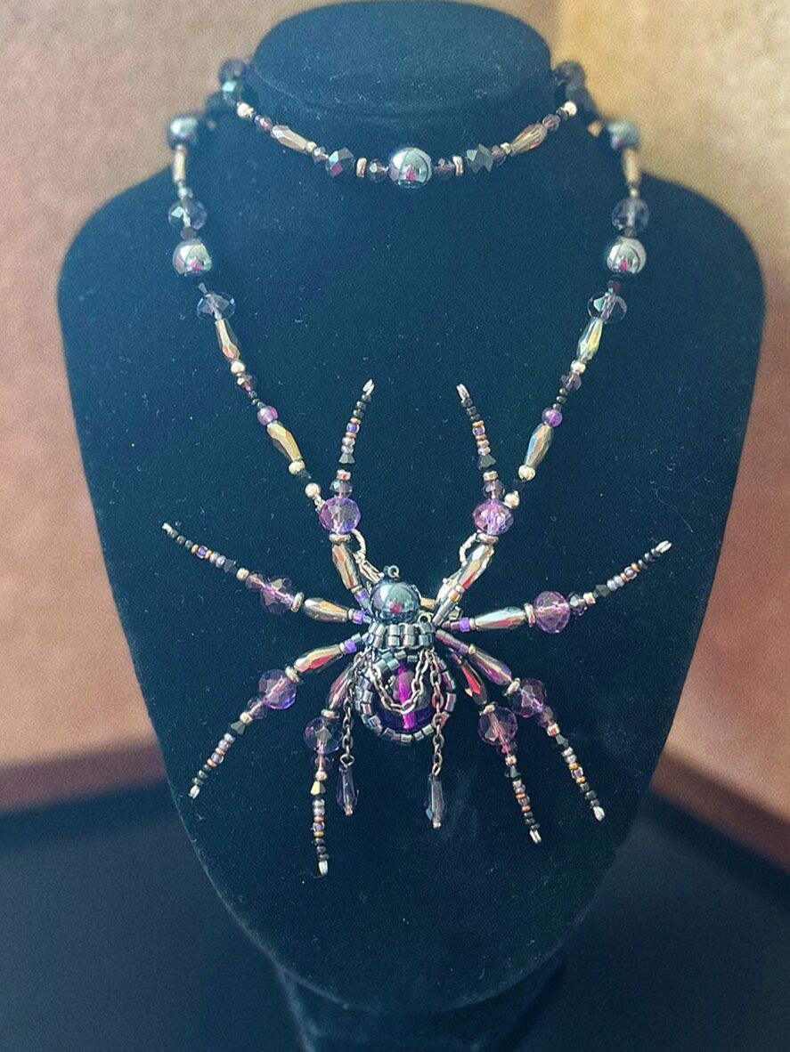 Collana artigianale con ciondolo ragno viola