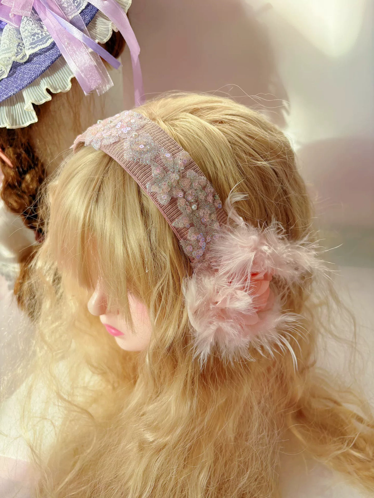 Diadema artesanal de encaje y plumas rosa Lolita