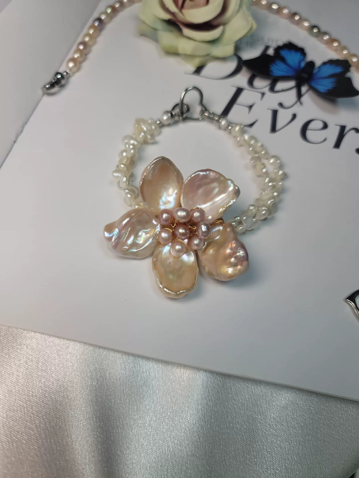Collier convertible fleur rose en perles naturelles