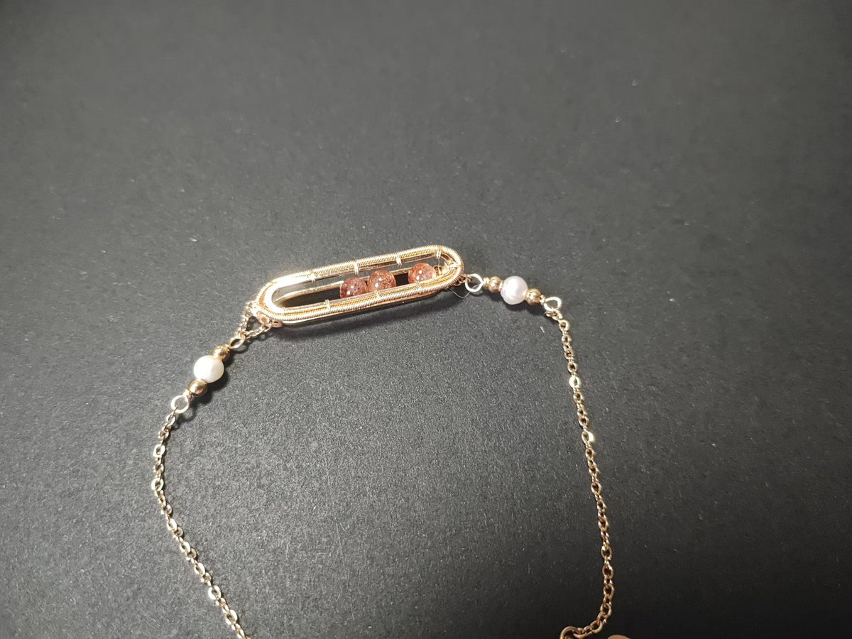 Goudenen armband met zandloper draadwerk en parels