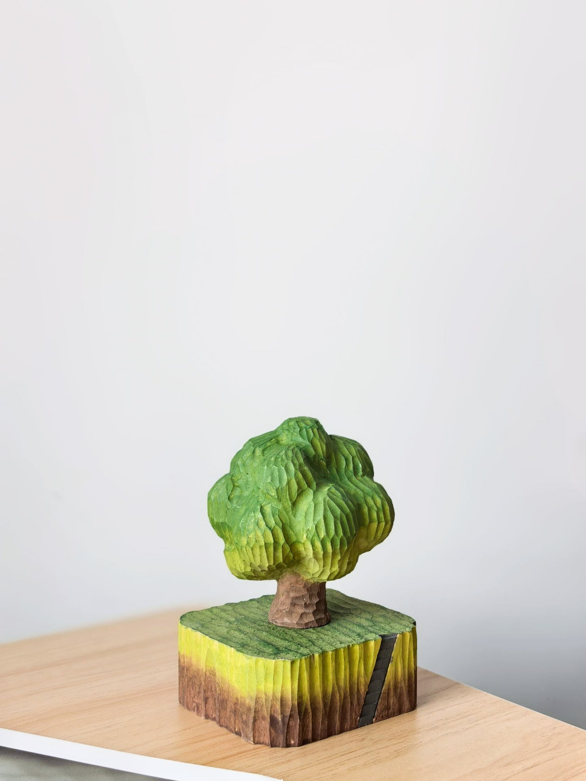 Handgemaakte houten boomfiguur met magnetische basis