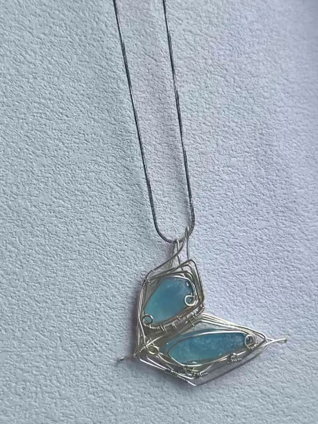 Aquamarin Schmetterlings-Anhänger mit Drahtwicklung