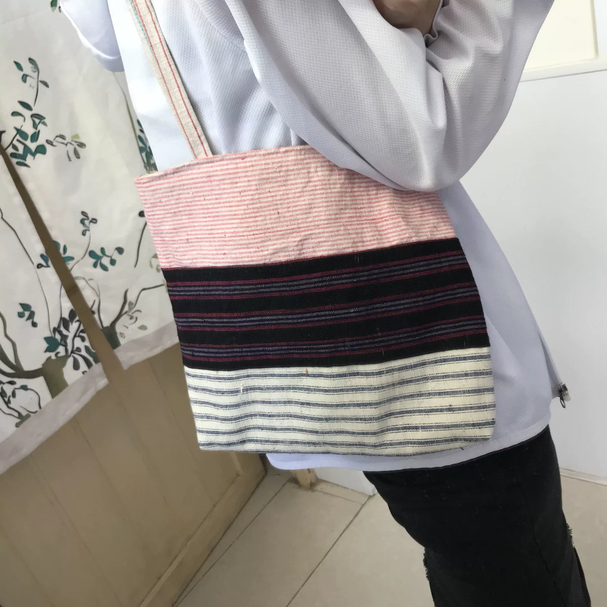 Bolso tote de algodón tejido a mano con rayas rosa y marino