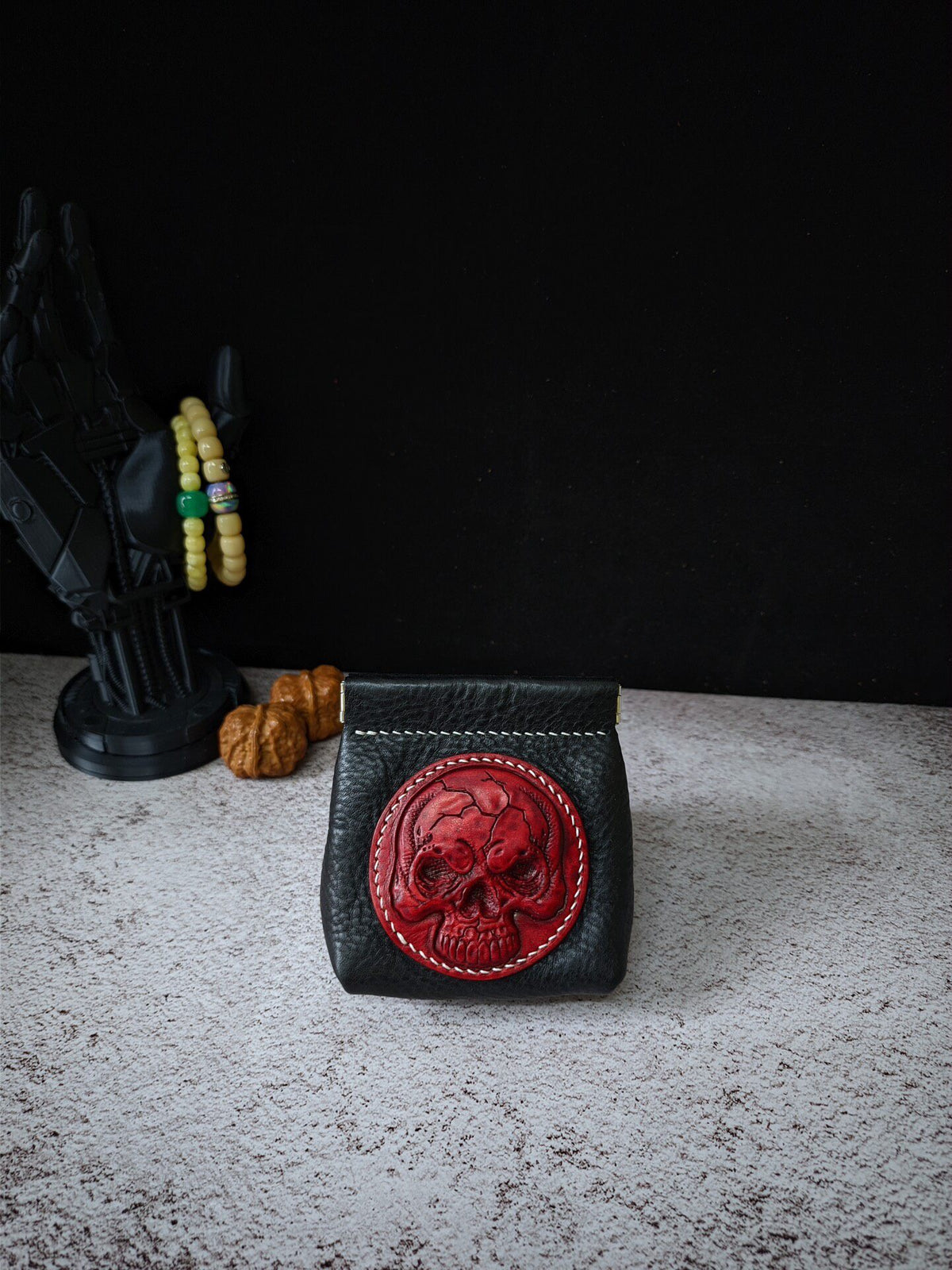 Schwarzes Lederbeutelchen mit Totenkopf-Motiv