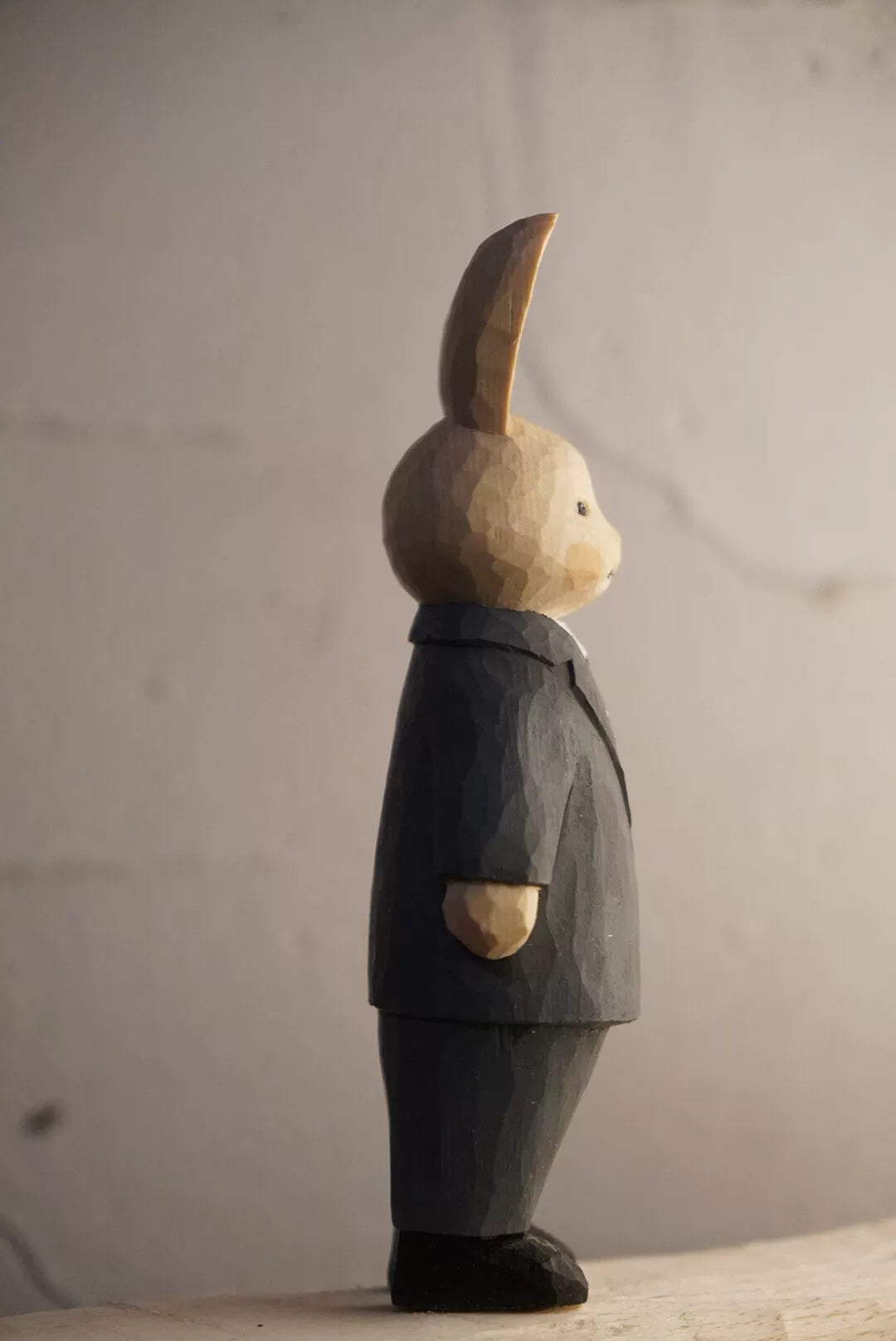 Escultura de Coelho em Madeira com Fato Esculpida à Mão