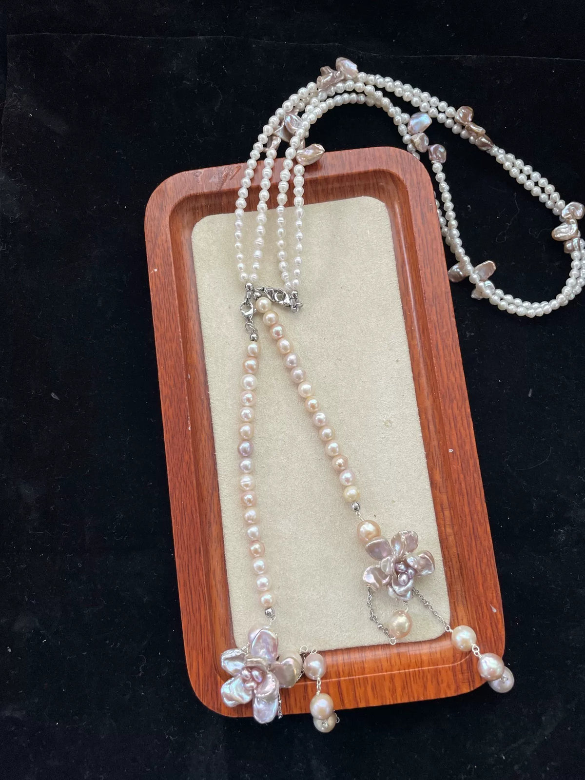 Collier double rang perles, fleurs et pompons