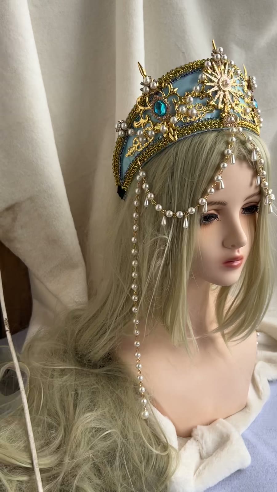 Coiffe couronne en filigrane doré et perles bleues