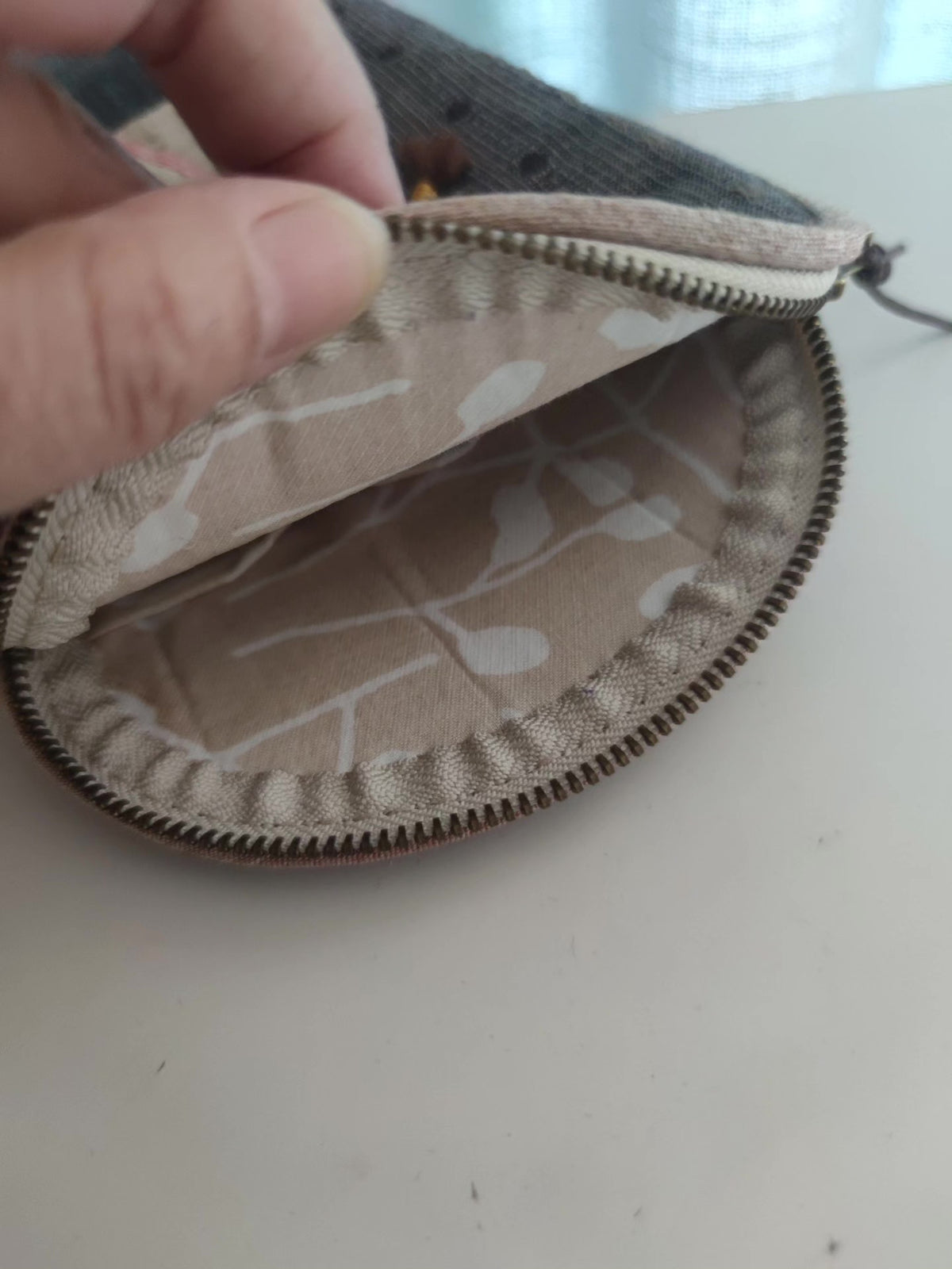 Bolsa de telemóvel em patchwork com aplicação de menina, feita à mão