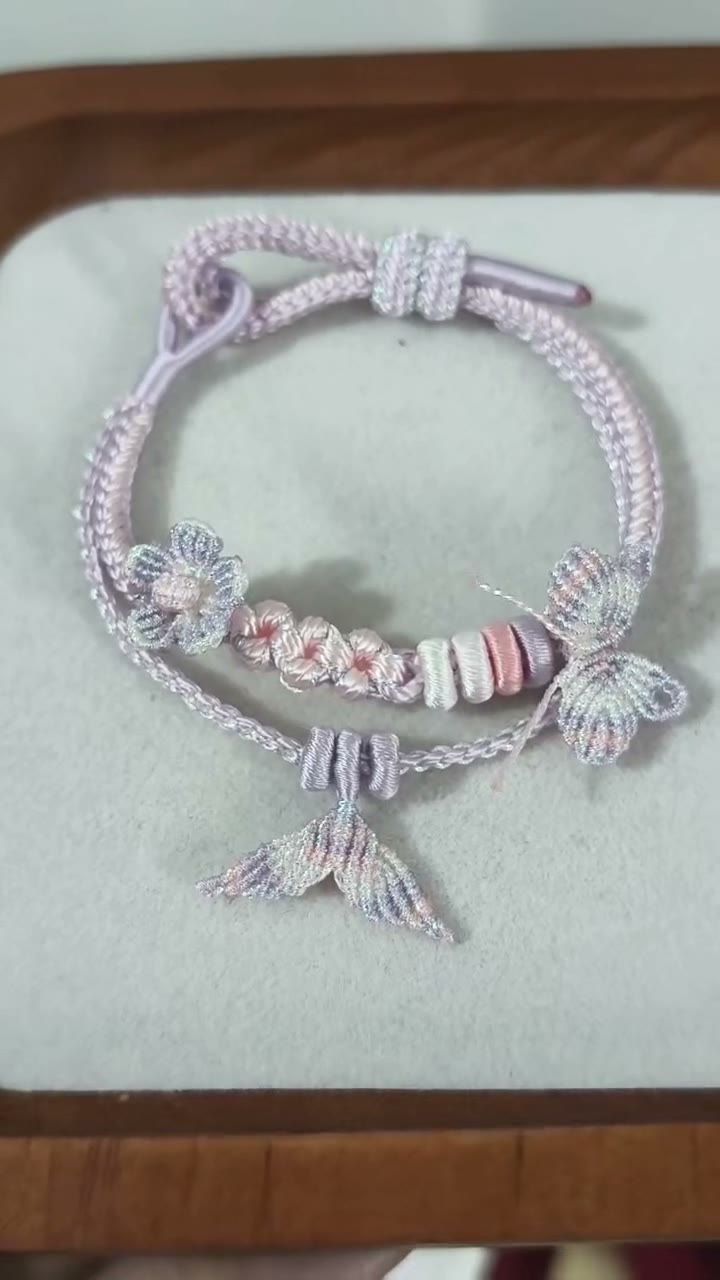 Pulseira Trançada à Mão Gradiente Roxo Rosa com Pingente de Borboleta
