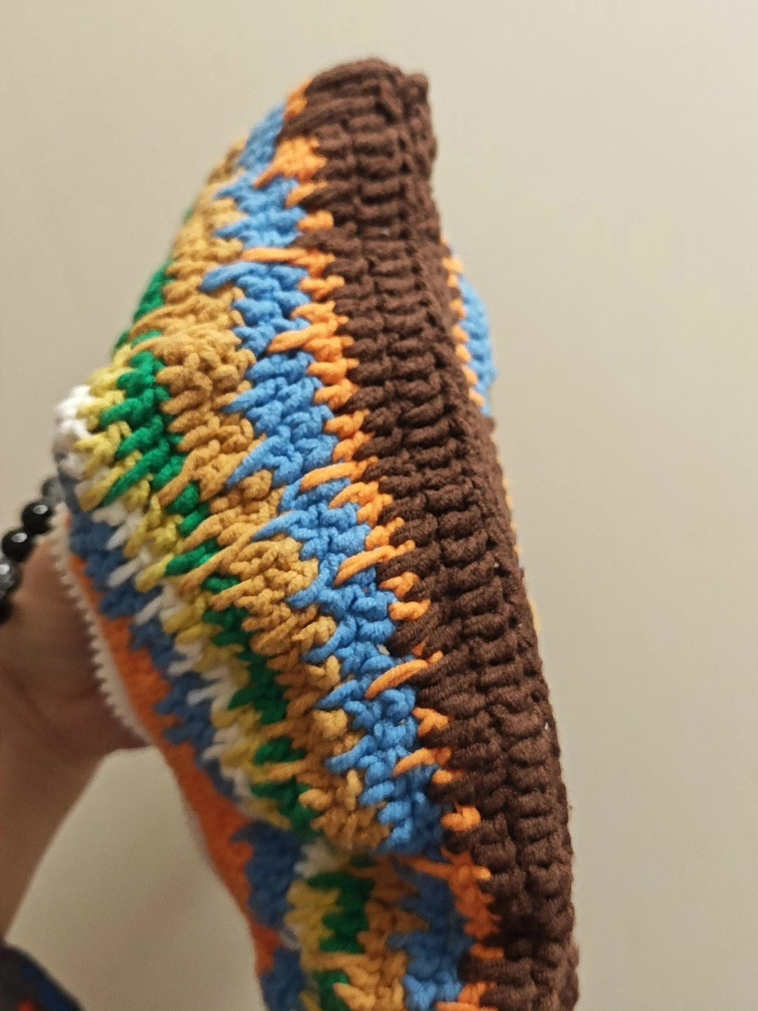Mehrfarbige handgefertigte Häkeltasche mit Perlenriemen