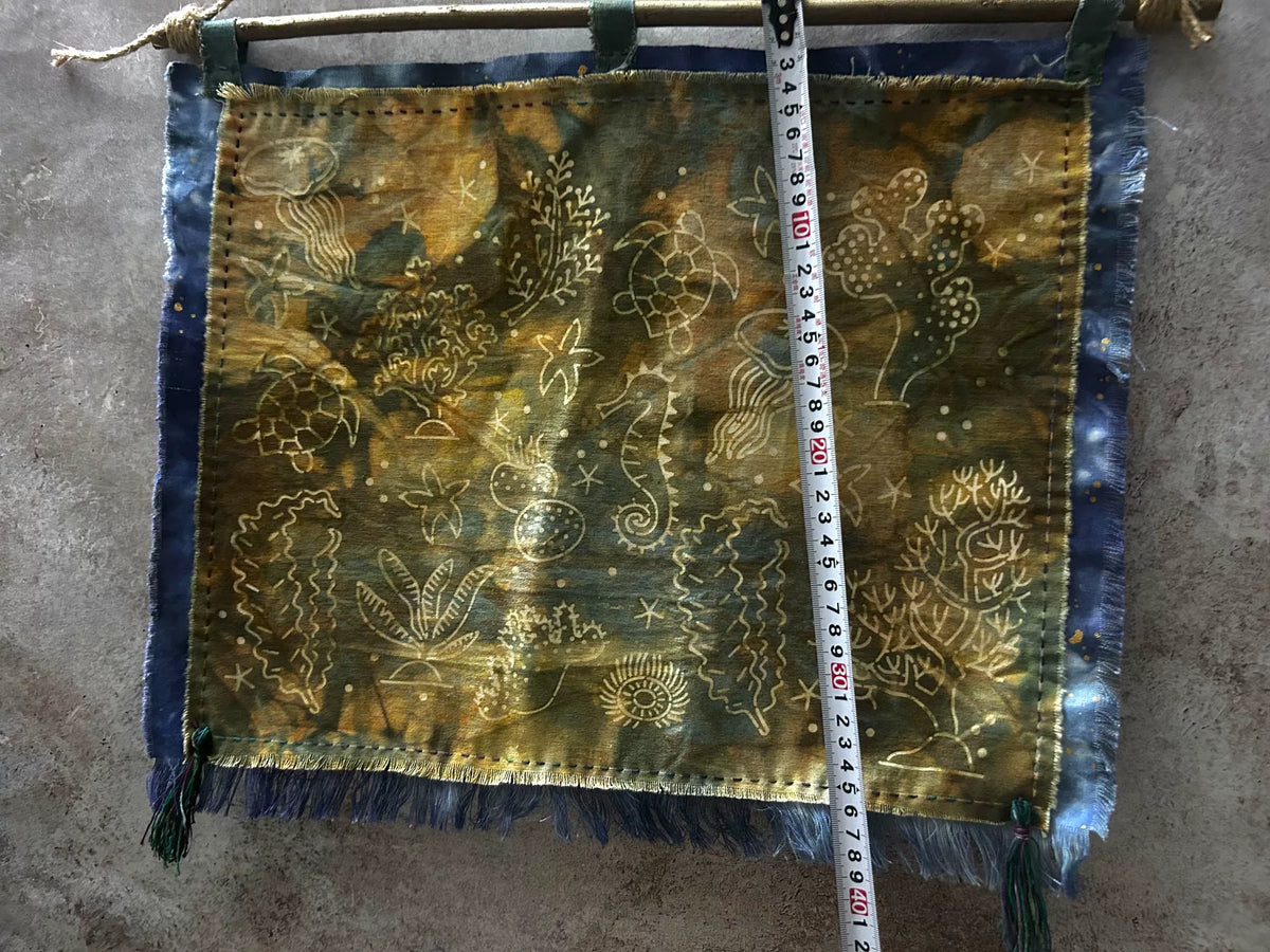 Tapiz de pared artesanal con tema marino teñido con plantas