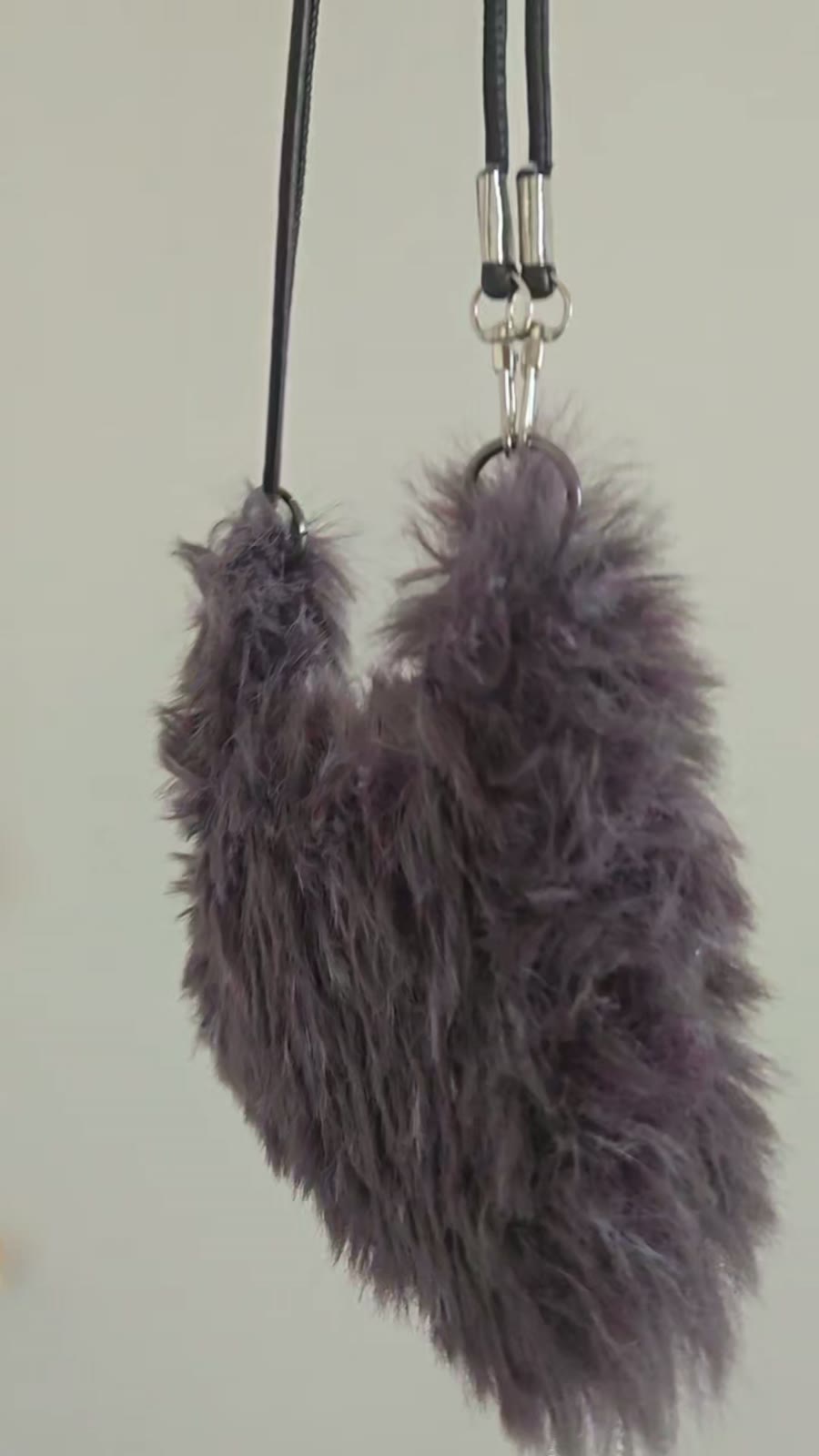 Crossbody-Tasche aus Häkelarbeit mit Kunstfell in Anthrazit