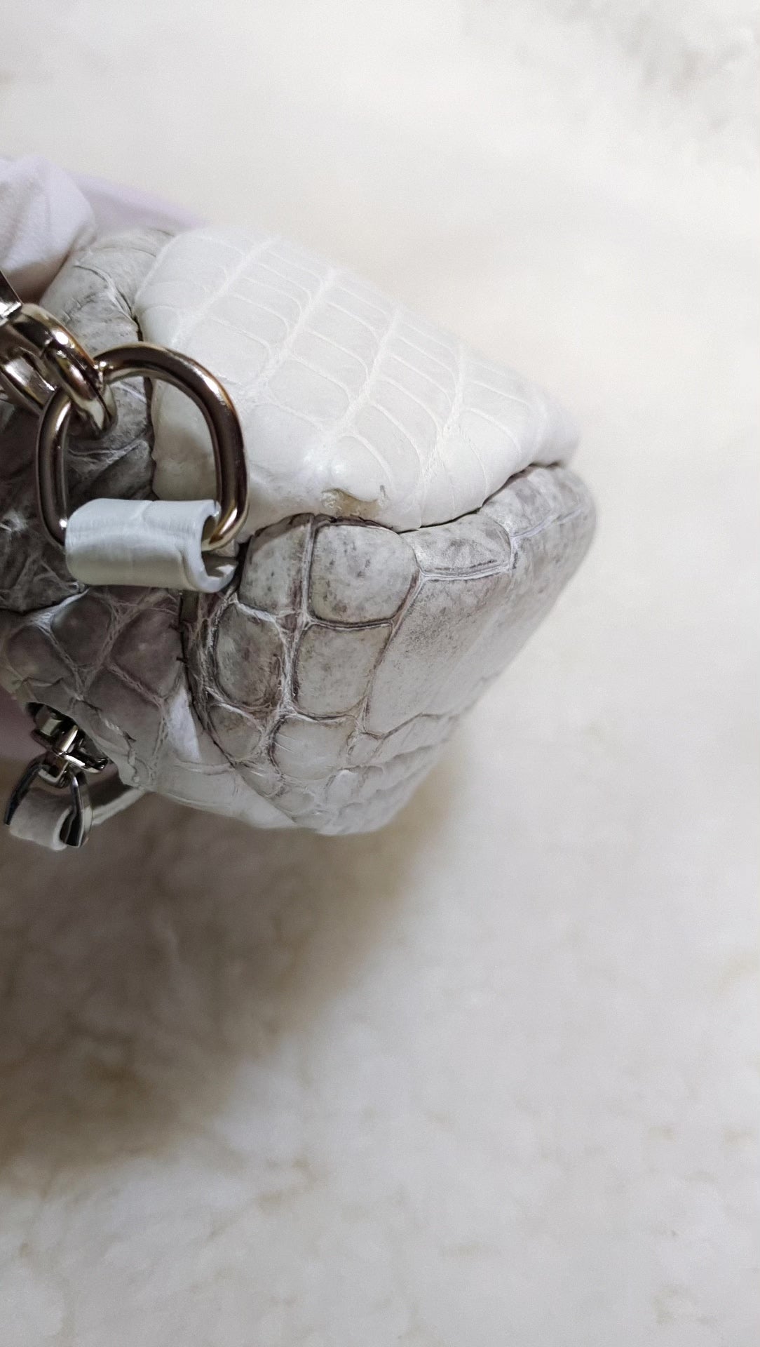 Pochethette ballon en cuir de crocodile de l'Himalaya