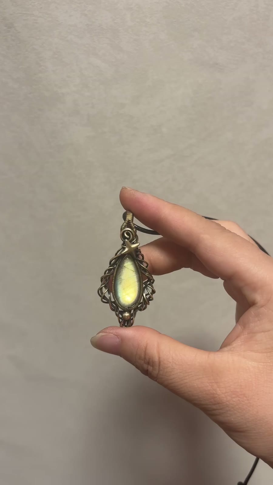 Halsband med hängsmycke i labradorit och virad mässing