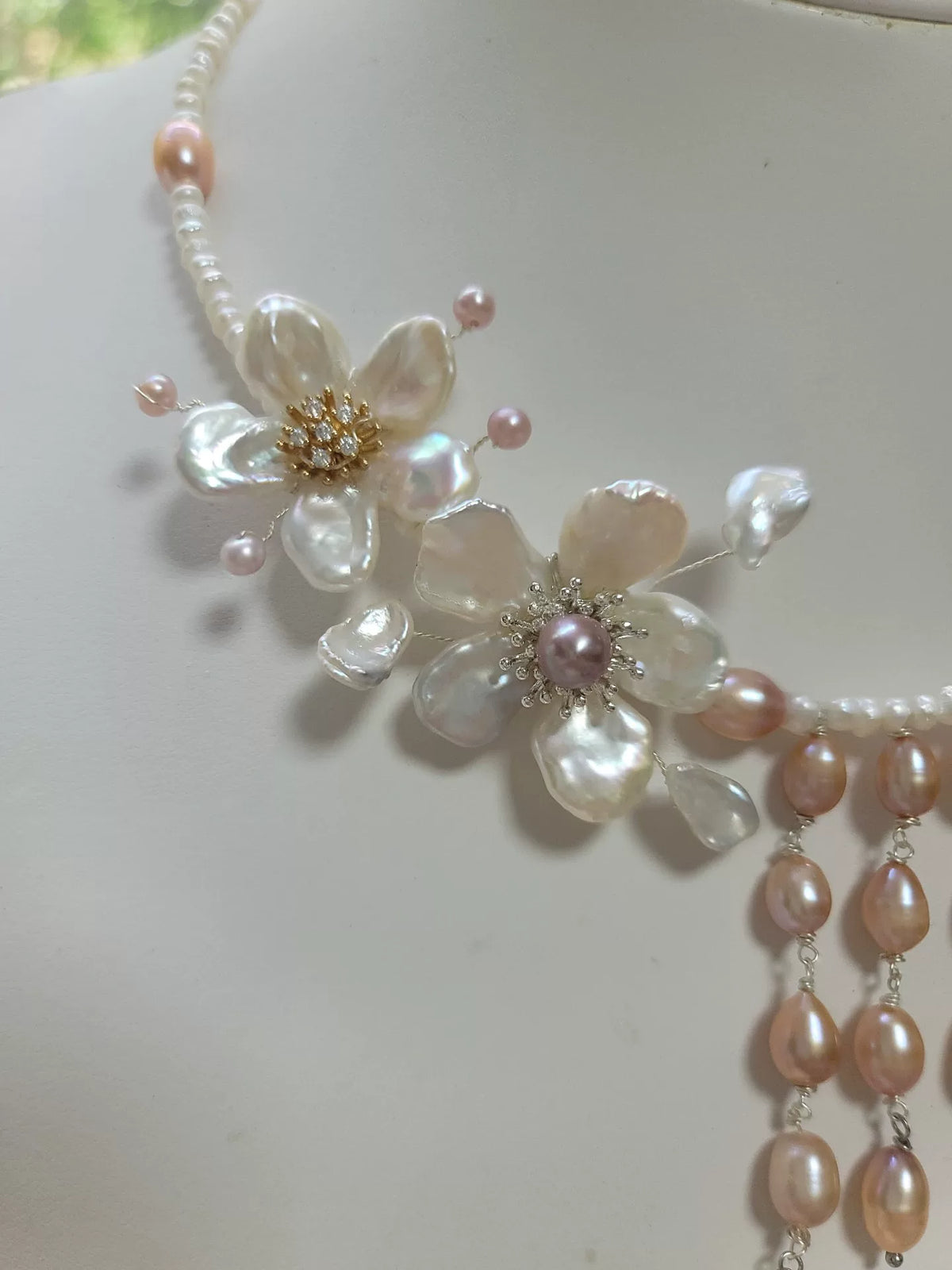 Gargantilha de Pérolas com Franja Floral Rosa